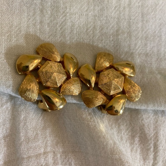 Emmons Jewelry - Emmons Vintage Textured & Shiny‎ Finished Clip on Earrings